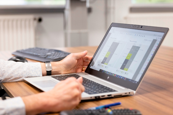 Analyse d’un tableau de bord financier sur ordinateur au cabinet Adexiam